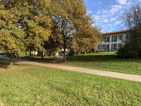 Nachbarbebauung- Seniorenheim - Grundstück in 84424 Isen mit 1603m² kaufen