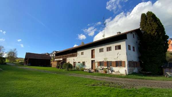 Ansicht mit Nebengebäude - Bauernhaus in 84427 Sankt Wolfgang mit 150m² kaufen