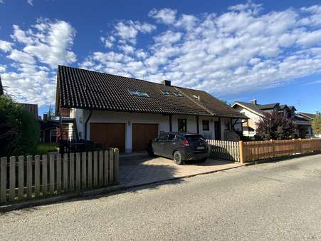 Straßenansicht - neue Garagen - Einfamilienhaus in 83512 Reitmehring mit 160m² kaufen