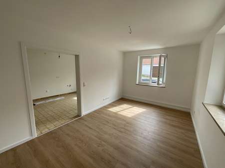 Blick zur Küche - Erdgeschosswohnung in 86316 Friedberg mit 114m² mieten