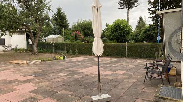 große Terrasse am Eingang - Dachgeschosswohnung in 86156 Augsburg mit 89m² mieten