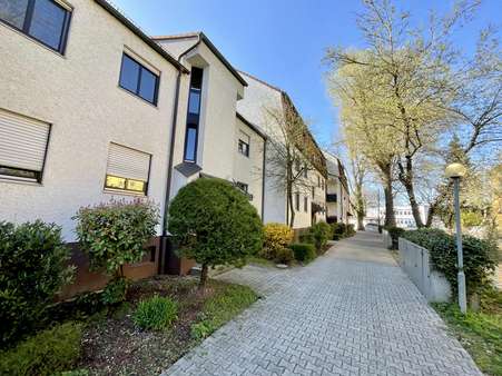 Gebäudeansicht - Etagenwohnung in 86153 Augsburg mit 75m² kaufen