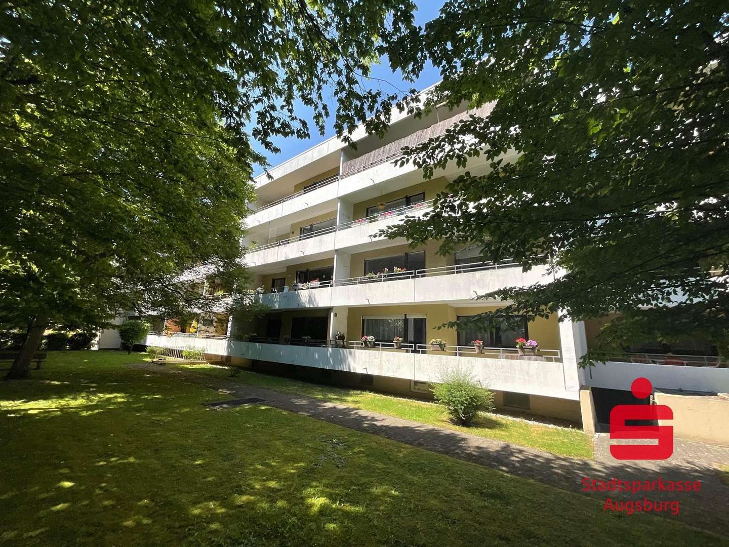 Außenbild - Erdgeschosswohnung in 86163 Augsburg mit 121m² kaufen