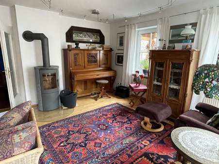 Wohnzimmer - Doppelhaushälfte in 86504 Merching mit 135m² kaufen