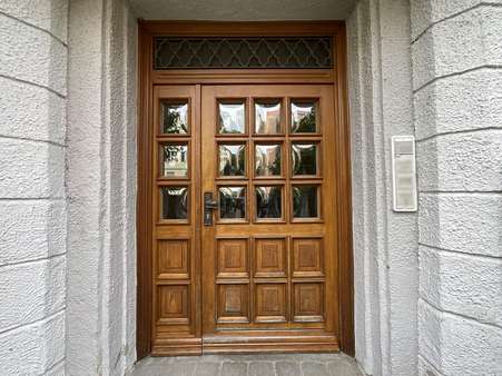 schöne Eingangstüre schöne Eingangstüre - Etagenwohnung in 86153 Augsburg mit 68m² kaufen