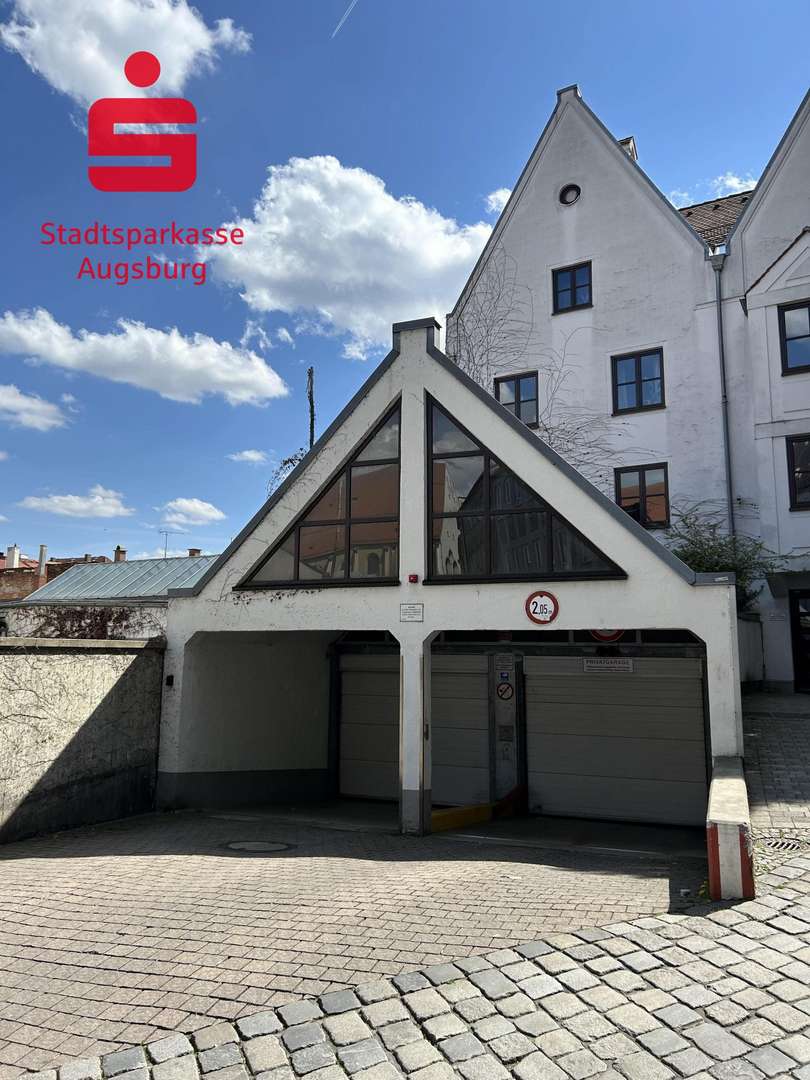 Einfahrt - Tiefgaragenstellplatz in 86150 Augsburg mit 0m² kaufen