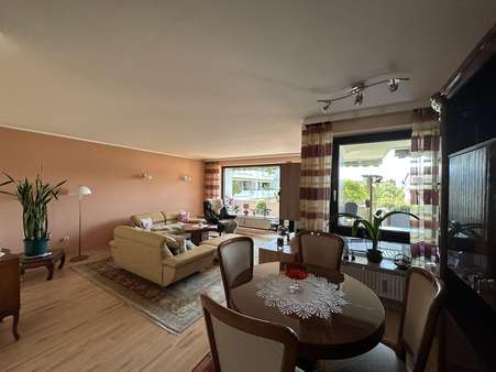 Wohn- und Esszimmer Wohn- und Esszimmer - Etagenwohnung in 86159 Augsburg mit 100m² kaufen