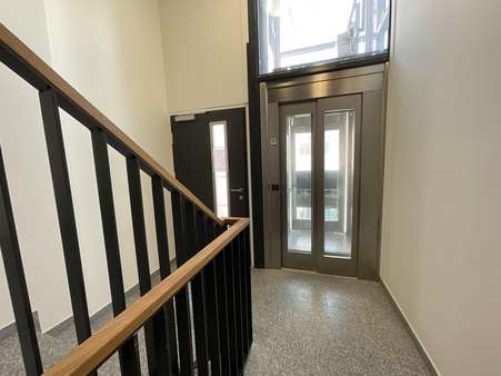 Treppenhaus mit Lift - Erdgeschosswohnung in 86153 Augsburg mit 80m² mieten