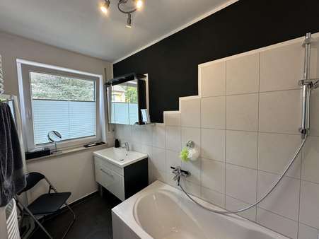 Bad mit Fenster Bad mit Fenster - Etagenwohnung in 86179 Augsburg mit 58m² kaufen