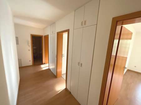 Flur - Etagenwohnung in 86179 Augsburg mit 77m² mieten