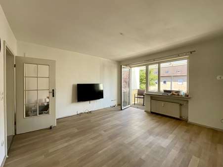 Wohnzimmer - Etagenwohnung in 86167 Augsburg mit 59m² kaufen