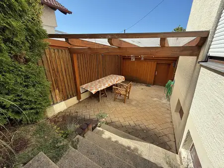 renovierungsbedürftiges Zweifamilienhaus 