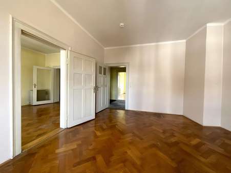 Wohnzimmer - Etagenwohnung in 86152 Augsburg mit 140m² kaufen