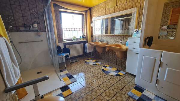 Bad mit Sitzbadewanne und separater Dusche Bad mit Sitzbadewanne und separater Dusche - Bungalow in 86415 Mering mit 145m² kaufen