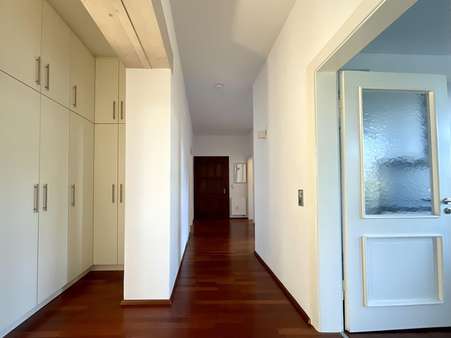 Flur mit Einbauschrank - Etagenwohnung in 86152 Augsburg mit 122m² kaufen
