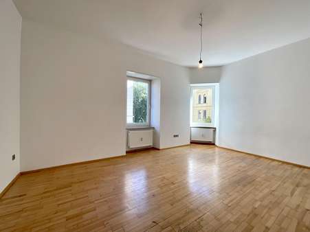 Wohnzimmer - Etagenwohnung in 86152 Augsburg mit 122m² kaufen