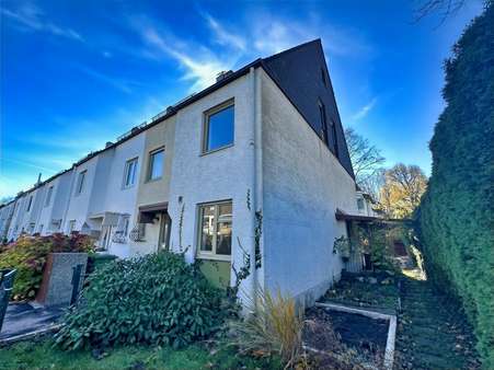 Außenansicht - Reiheneckhaus in 86179 Augsburg mit 160m² kaufen