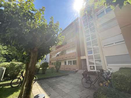 Außenansicht Außenansicht - Erdgeschosswohnung in 86157 Augsburg mit 88m² kaufen