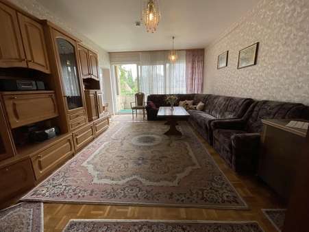 Wohnzimmer - Etagenwohnung in 86153 Augsburg mit 108m² kaufen