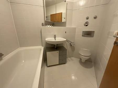 Badezimmer - Dachgeschosswohnung in 86179 Augsburg mit 72m² kaufen