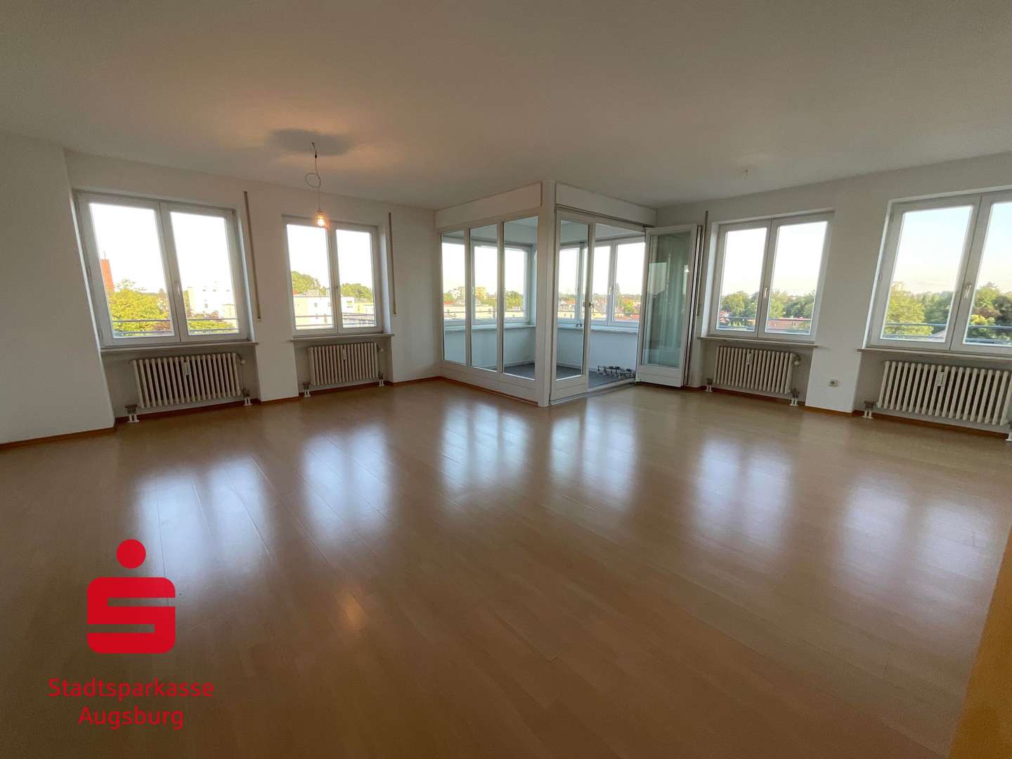 Wohnzimmer - Dachgeschosswohnung in 86179 Augsburg mit 72m² kaufen