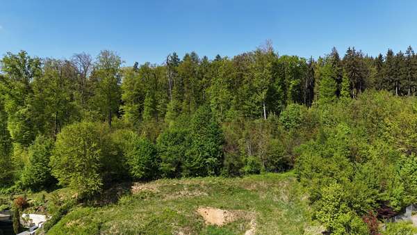Lage am Waldrand - Grundstück in 86199 Augsburg mit 982m² kaufen