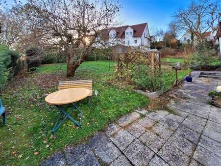 Blick von der Terrasse in den Garten - Doppelhaushälfte in 86551 Aichach mit 101m² kaufen
