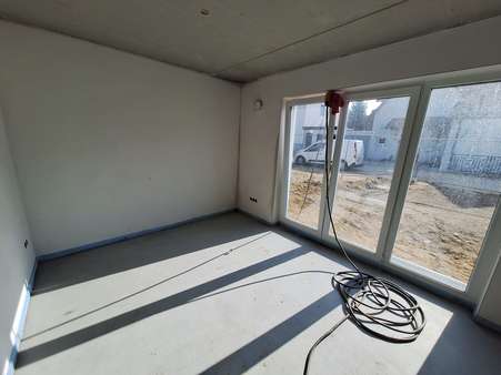Wohnbereich mit direktem Zugang zur Südterrasse - Reiheneckhaus in 86444 Affing mit 118m² kaufen