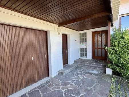 Überdachter Hauseingang und Garagenzugang Überdachter Hauseingang und Garagenzugang - Zweifamilienhaus in 86447 Aindling mit 182m² kaufen