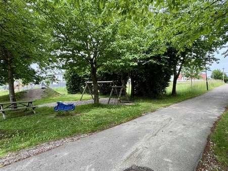 Südlich an das Grundstück angrenzender Spielplatz Südlich an das Grundstück angrenzender Spielplatz - Grundstück in 86529 Schrobenhausen mit 808m² kaufen