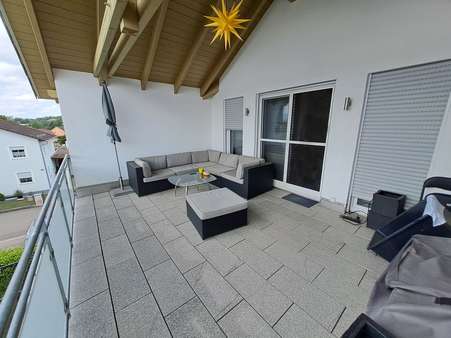 Großzügiger, überdachter Balkon Großzügiger, überdachter Balkon - Dachgeschosswohnung in 86529 Schrobenhausen mit 123m² mieten