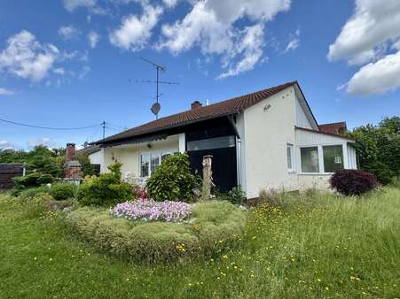 Blick auf die Terrasse und den naturgewachsenen Garten Blick auf die Terrasse und den naturgewachsenen Garten - Einfamilienhaus in 86551 Aichach mit 72m² kaufen