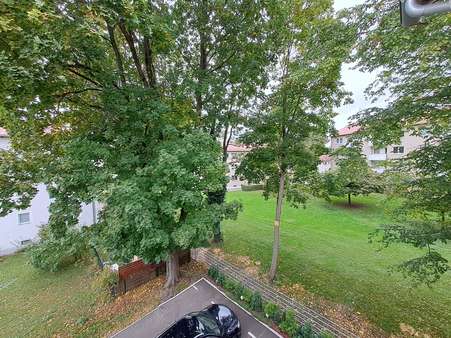 Blick in den Garten Blick in den Garten - Dachgeschosswohnung in 86633 Neuburg mit 89m² kaufen