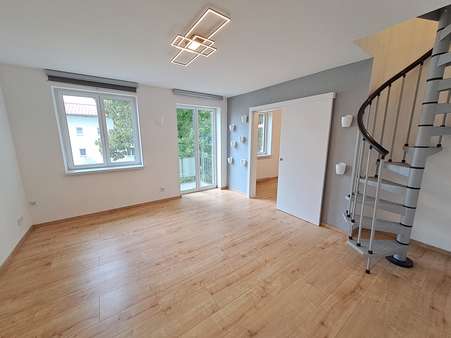 Wohnzimmer mit Zugang zum Balkon Wohnzimmer mit Zugang zum Balkon - Dachgeschosswohnung in 86633 Neuburg mit 89m² kaufen