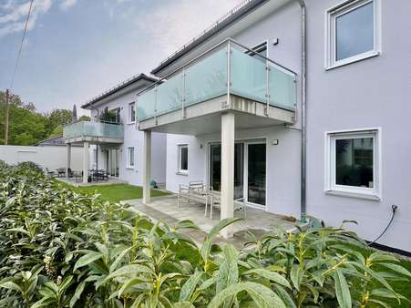 Hausansicht mit Garten - Erdgeschosswohnung in 89312 Günzburg mit 87m² kaufen