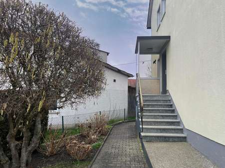 Hausansicht mit Eingang - Zweifamilienhaus in 89331 Burgau mit 220m² kaufen