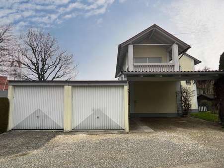 Hausansicht mit Garagen - Zweifamilienhaus in 89331 Burgau mit 220m² kaufen
