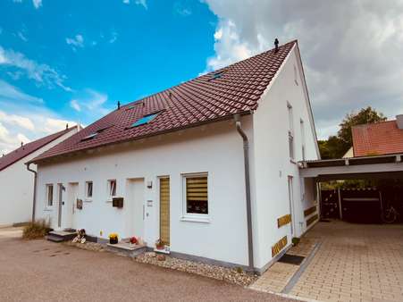 nördlicher Eingangsbereich mit Carport - Doppelhaushälfte in 86381 Krumbach mit 128m² kaufen