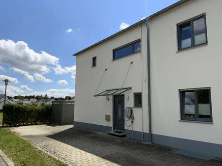 Eingangsseite mit Zufahrt Eingangsseite mit Zufahrt - Doppelhaushälfte in 85092 Kösching mit 123m² kaufen