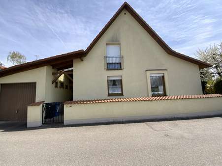 Hausansicht Garage und Eingang - Einfamilienhaus in 85055 Ingolstadt mit 100m² kaufen