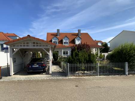 Ansicht mit Carport Ansicht mit Carport - Doppelhaushälfte in 85077 Manching mit 130m² kaufen
