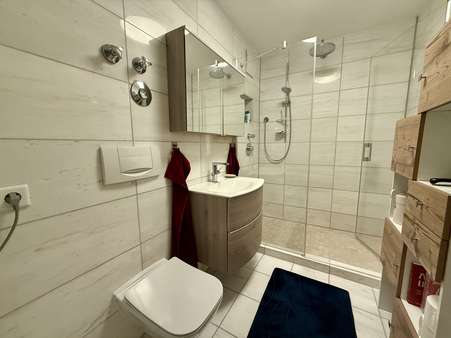 Großzügige Dusche im Bad Großzügige Dusche im Bad - Etagenwohnung in 85072 Eichstätt mit 64m² kaufen