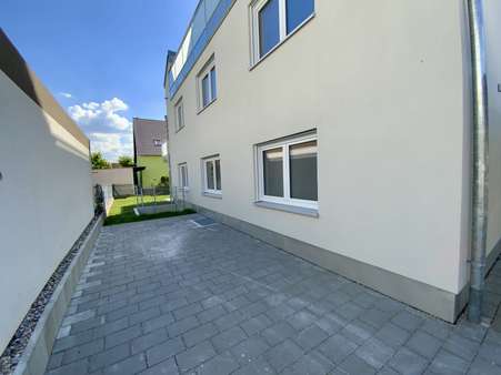 Ostseite / Blick Richt. Garten - Erdgeschosswohnung in 85051 Ingolstadt mit 76m² kaufen