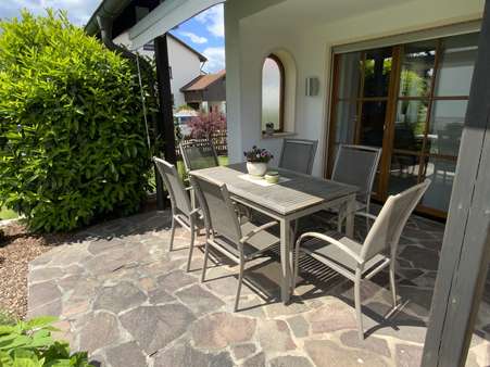 Terrasse mit Sitzgelegenheit - Einfamilienhaus in 85107 Baar-Ebenhausen mit 119m² kaufen