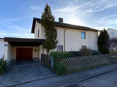 Eingang mit Garage - Einfamilienhaus in 85055 Ingolstadt mit 130m² kaufen