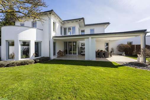 Westansicht mit Terrasse - Einfamilienhaus in 85049 Ingolstadt mit 335m² kaufen