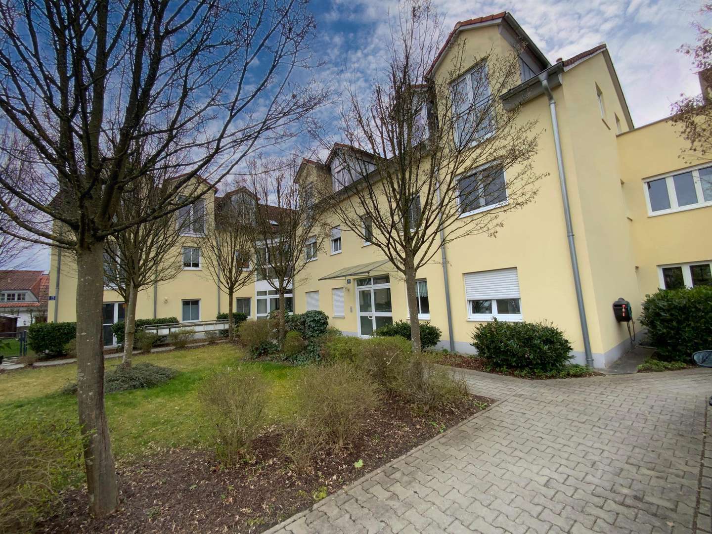 Hausansicht Eingangsbereich - Dachgeschosswohnung in 85049 Ingolstadt mit 57m² kaufen