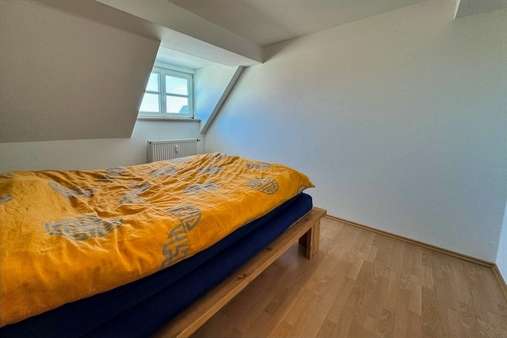 Schlafen Schlafen - Dachgeschosswohnung in 85290 Geisenfeld mit 107m² mieten