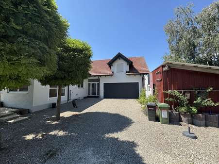 Hoffläche mit Garagen - Einfamilienhaus in 86669 Königsmoos mit 230m² kaufen