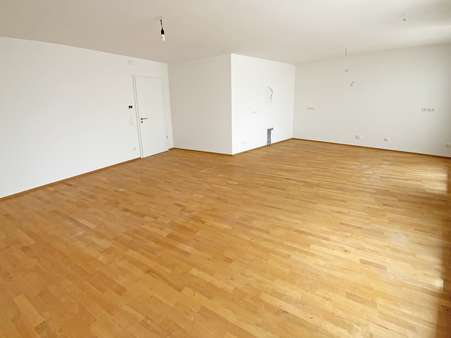 Wohnzimmer - Etagenwohnung in 86633 Neuburg mit 90m² mieten